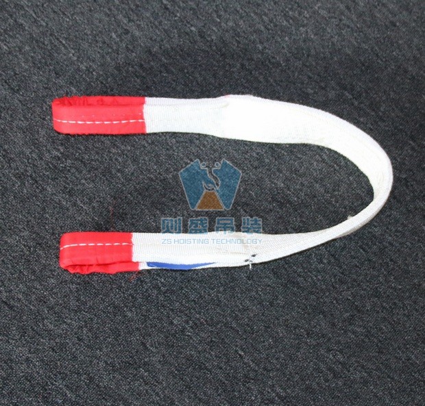 ���۰�ɫ���ڱ�ƽ����